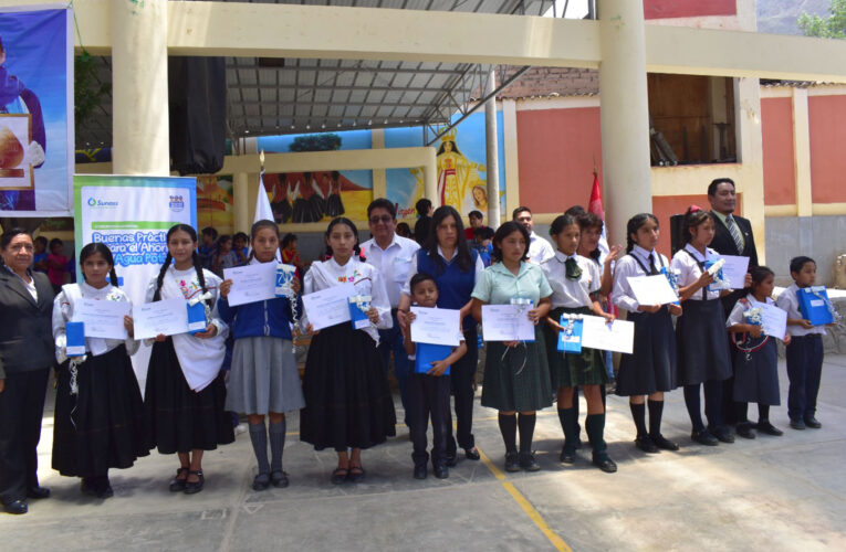 Reconocen a escolares por obras artísticas sobre el valor del agua