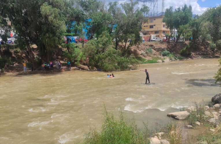 Joven es rescatado del río Huallaga