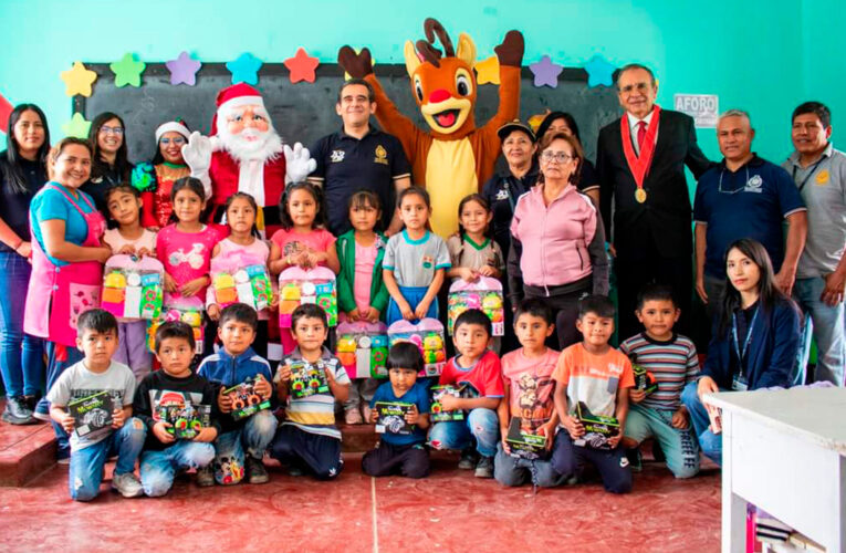 Entregan juguetes a niños en Churubamba