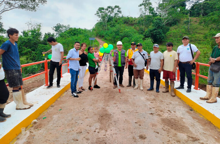 Inauguran puente que une 4 caseríos en Puerto Inca
