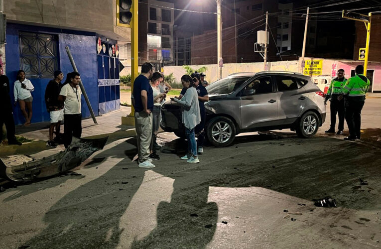 Carro choca a camioneta en La Colectora y huye