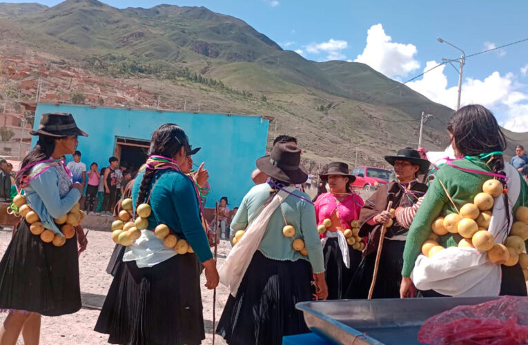 Guerra de las naranjas en asentamiento humano