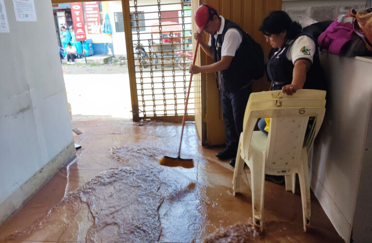 Torrencial lluvia inunda centro de salud