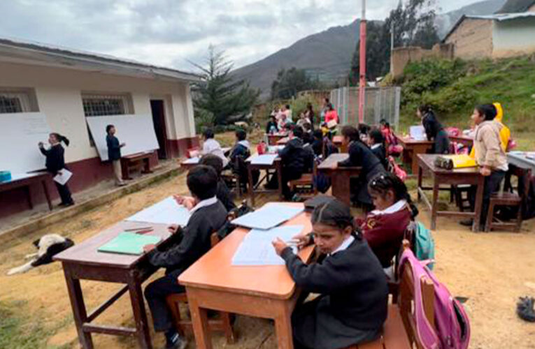 Niños reciben clases al aire libre