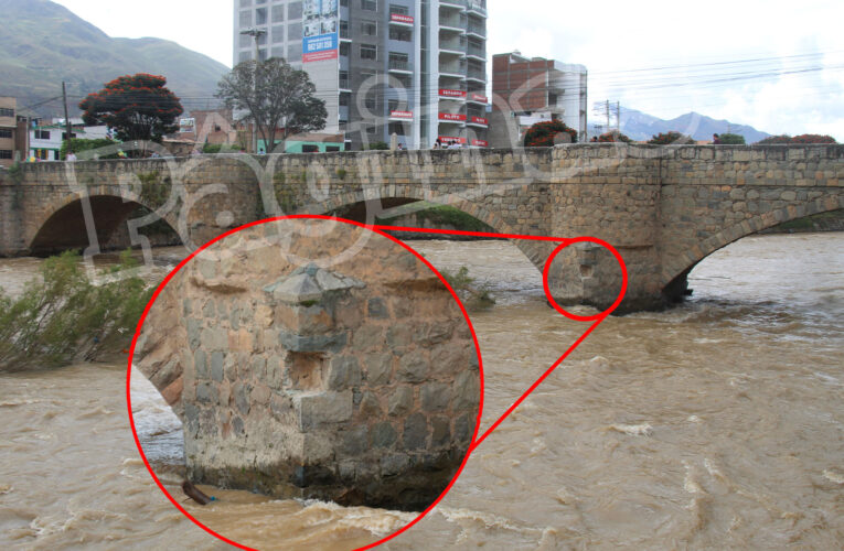 Se desprende piedra  del puente Calicanto