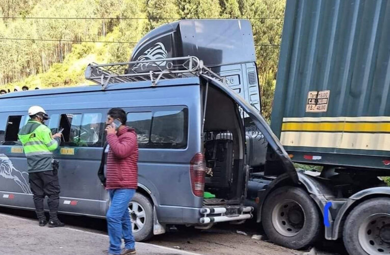 Chofer de combi y 10 pasajeros  mueren en choque