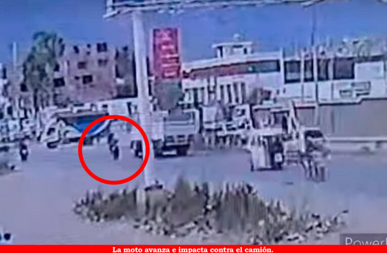 Motociclista se estrella contra camión y ocupante pierde la vida