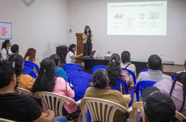 Capacitan a comerciantes del mercado de Paucarbamba