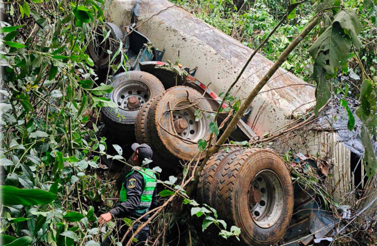 Recogen muestras de brea que cisterna derramó  al volcar en Chinchao
