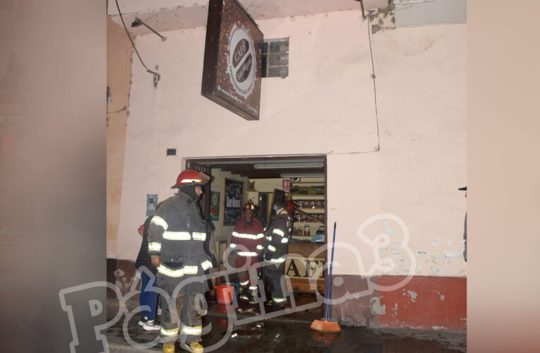 Cortocircuito ocasiona incendio en tienda de café
