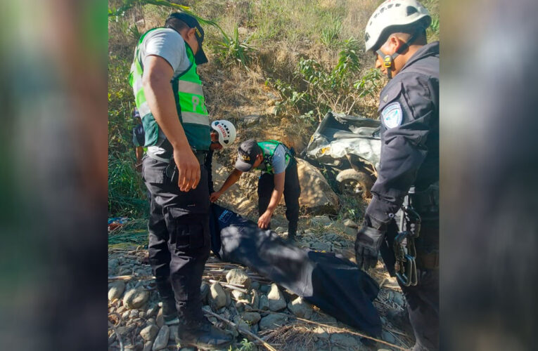 Menor muere al volcar el carro que conducía