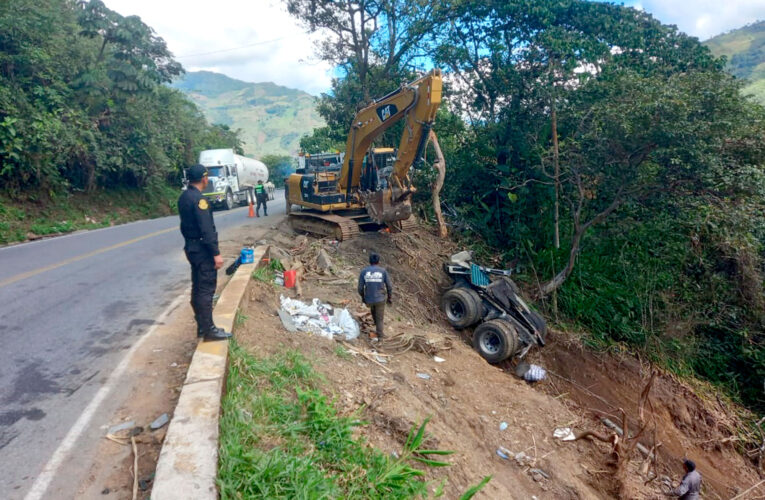 Retiran cisterna que volcó y derramó brea en zona de Caracol