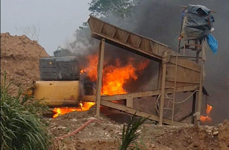 Destruyen maquinaria usada en minería ilegal