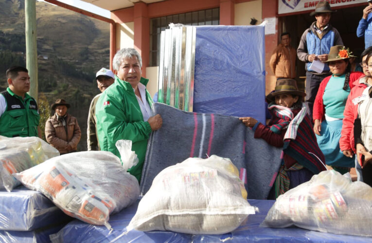 Entregan ayuda a afectados por incendios