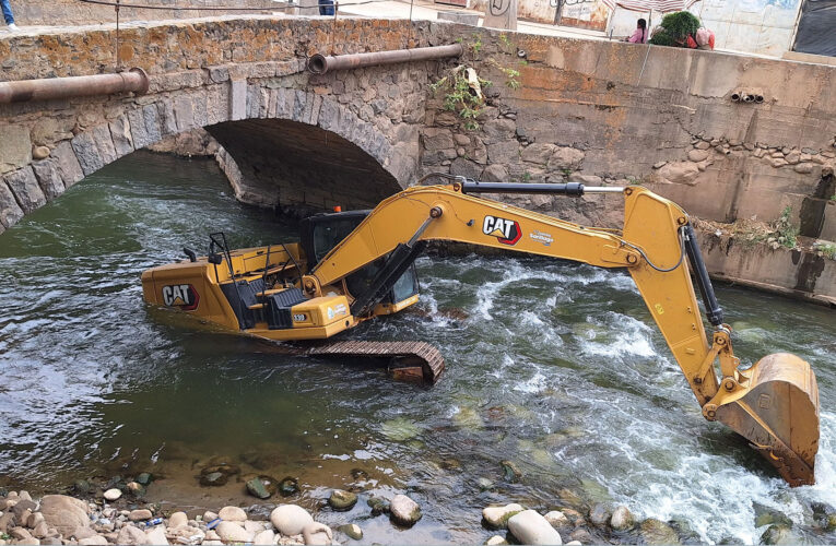 Excavadora se atasca debajo de puente