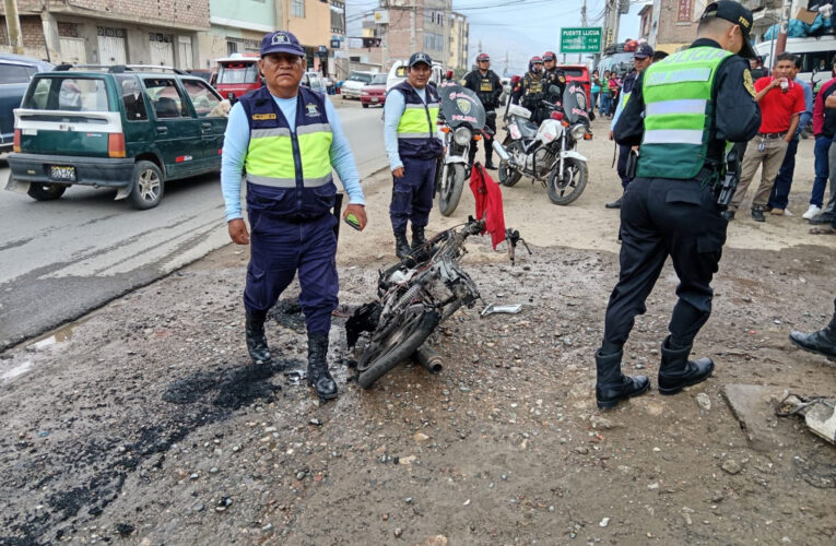 Queman motocicleta de presuntos delincuentes