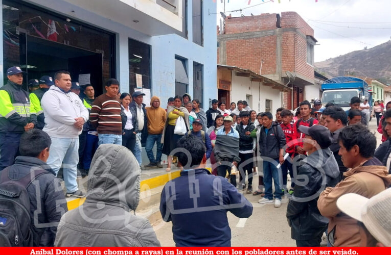 Visten de mujer a funcionario municipal