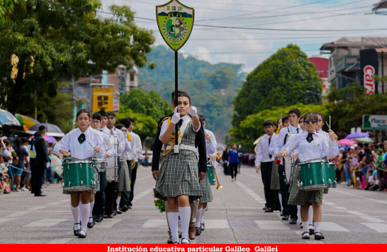 Galileo Galilei gana concurso de desfile por aniversario de Tingo María