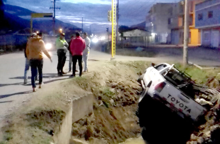 Camioneta se despista en Yanag y vehículos chocan cerca de puente