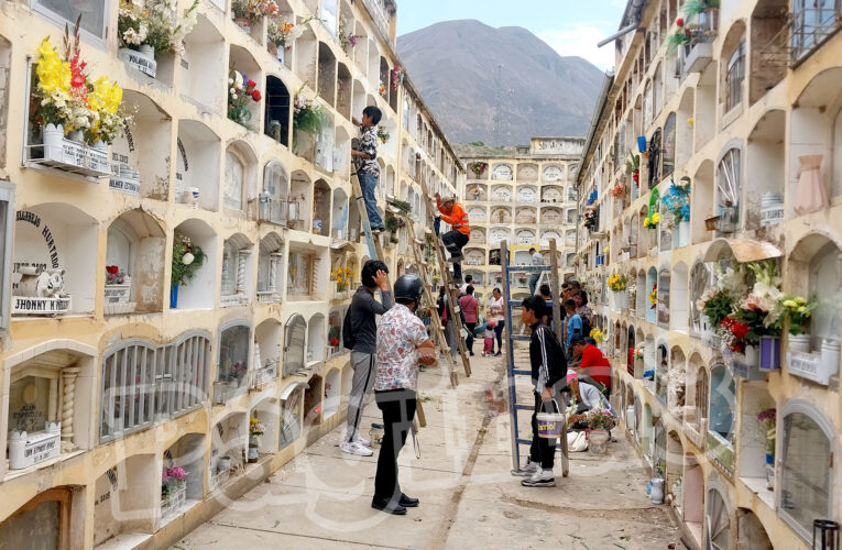 Cementerios se  llenaron en los días  de Todos los Santos y  de los Fieles Difuntos