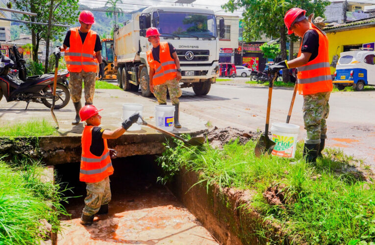 Ante lluvias limpian  drenaje pluvial