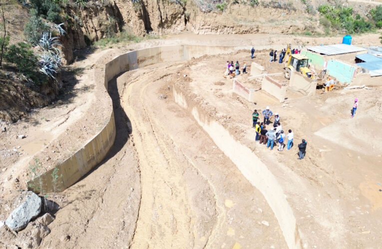 Tardarán tres días para  remover desmonte de la parte alta de quebrada de Llicua