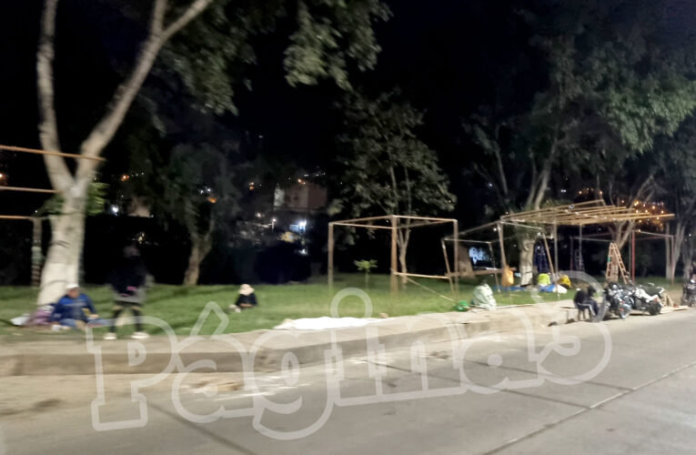 Con más de 255 estands se instala la feria navideña en el malecón
