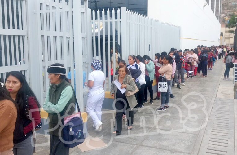 Hacen largas colas y bajo lluvia por una cita en el hospital regional