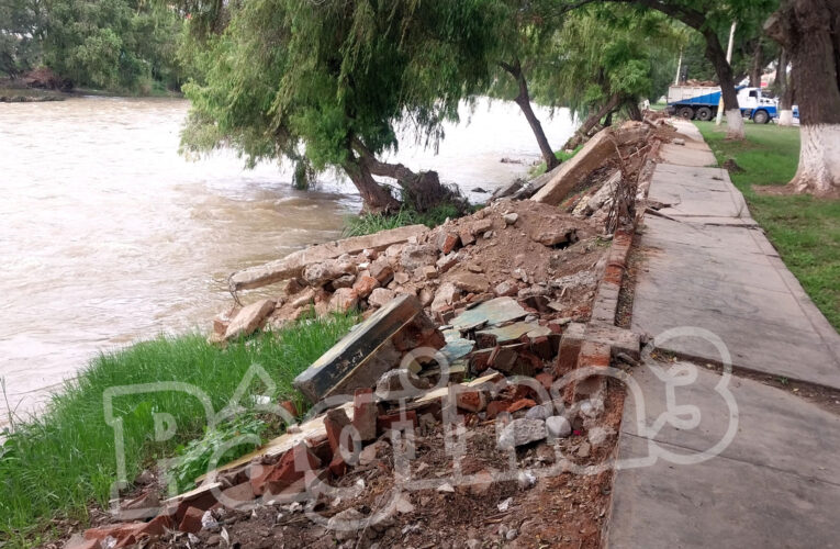 Ribera de río sigue con escombros