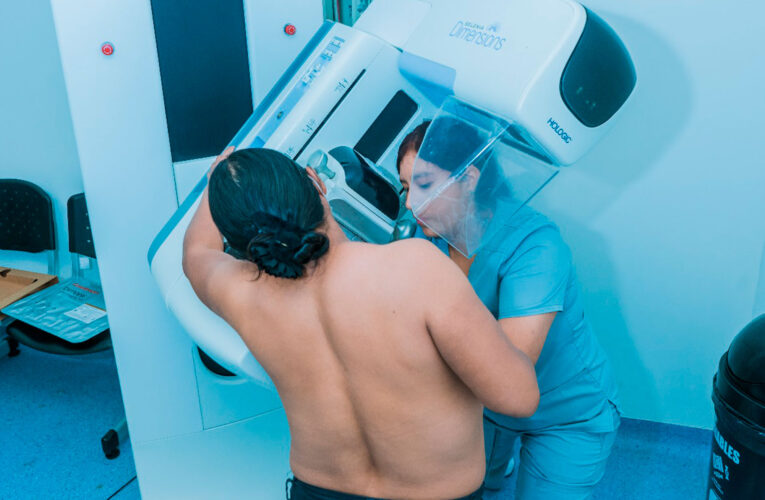 Instan a mujeres a hacerse la mamografía para detección temprana del cáncer