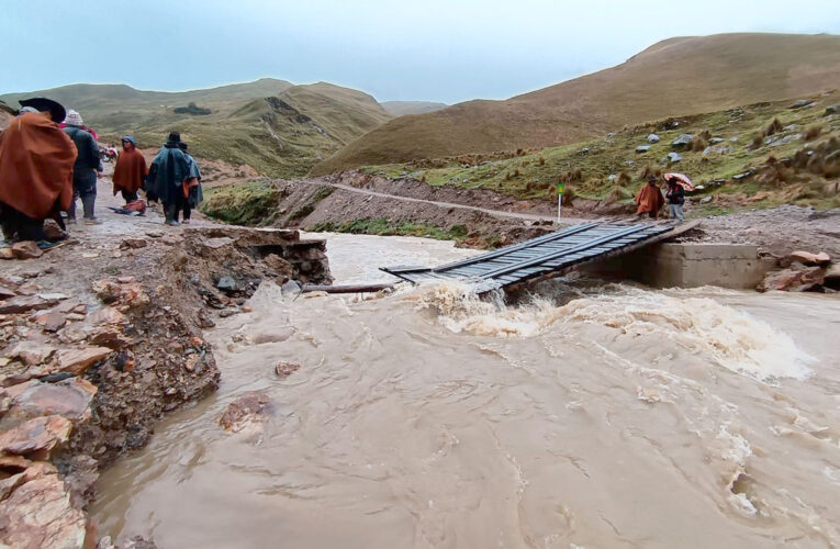 Río erosiona base  de puente en Cauri