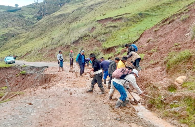 Comuneros limpian carretera bloqueada por deslizamientos