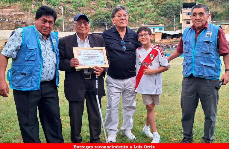 Entregan reconocimiento a Luis Ortiz