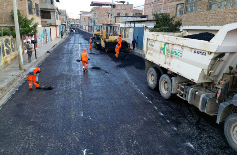 Asfaltan calles de la ciudad de Huánuco