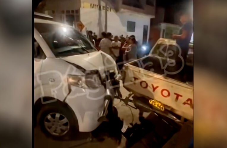 Minivan choca con camioneta