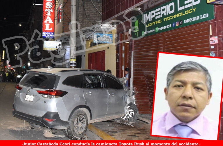 Fiscal choca su carro contra trimóvil  y fallece pasajera