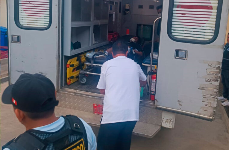 Motociclista se estrella contra combi que frenó intempestivamente