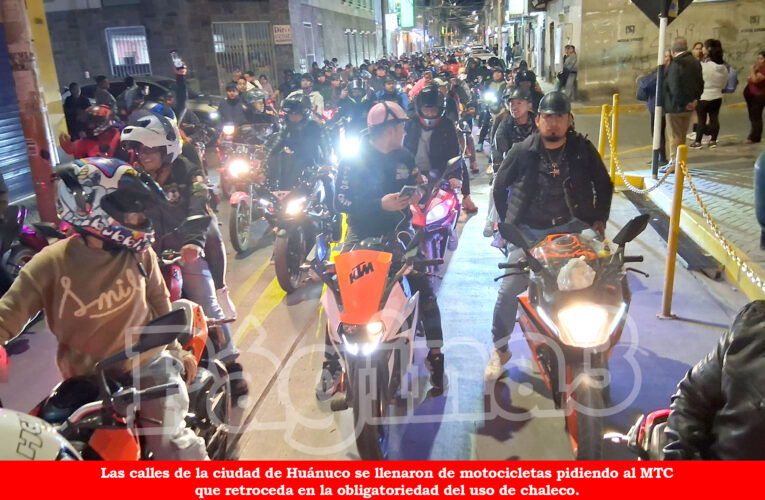 Motoristas en contra de usar chaleco con la placa de sus motos